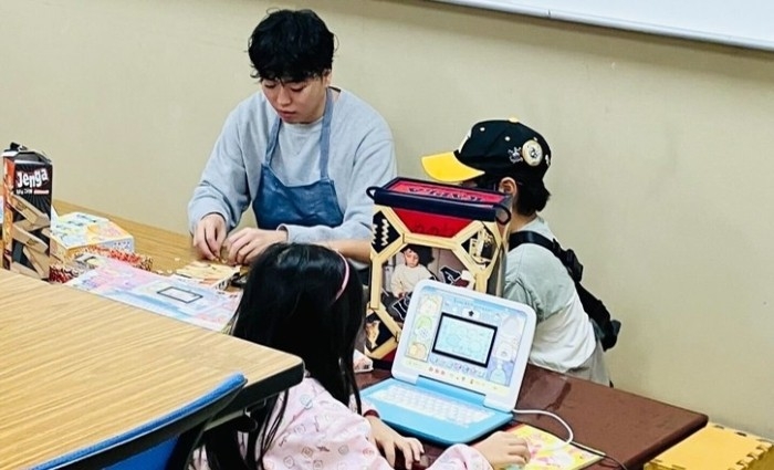 「高殿子ども食堂」を手伝う桑名ゼミ生の様子