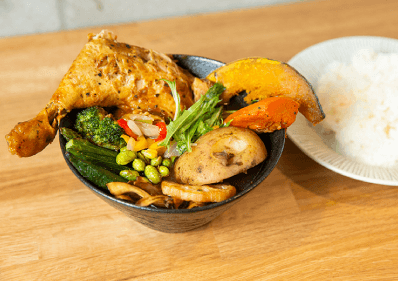 14種の野菜に人気のトッピング「チキンレッグ」を載せた一品。この野菜の多さで女性客も多くつかんでいる