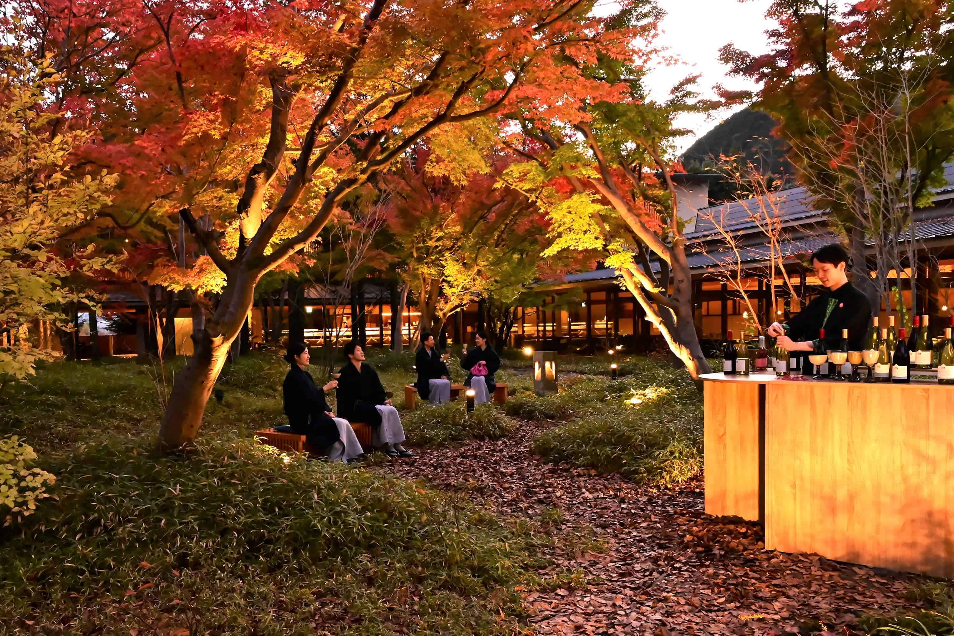 界 鬼怒川】紅葉が色づく中庭で、栃木県にちなんだおつまみとワイナリーで造られたワインを楽しめる「湯上がり紅葉ワインバー」期間限定オープン｜期間：2022年11月1日～11月21日  | NEWSCAST