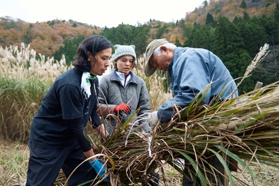 地域住民と一緒に茅を刈り、音楽や食、交流も楽しみながら、茅場を五感で体験する「カヤ・キャン美山」5