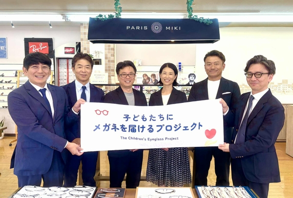 （写真左より）パリミキ西中国ジェネラルマネージャー　柳谷 任宣、パリミキ 代表取締役社長 恒吉 裕司、特定非営利活動法人コネクト・ワン理事長 藤本 真樹 様 ひとり親支援団体.Style（ドットスタイル）代表 小西 凡子 様、極東ホールディングス株式会社代表取締役　鳴本 聡一郎 様、パリミキ　営業本部長成尾 斗夢