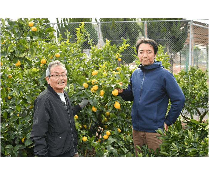 代表取締役 菊 地 義 一氏（右）