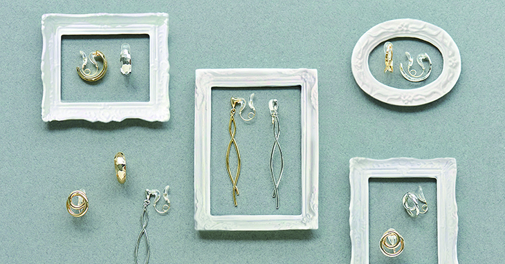 Phoebeより、ループ状のバネが病みつきになる着け心地 「クリスタルループフィットイヤリング」がDEBUT