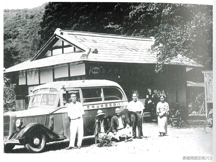 赤城神社とバス