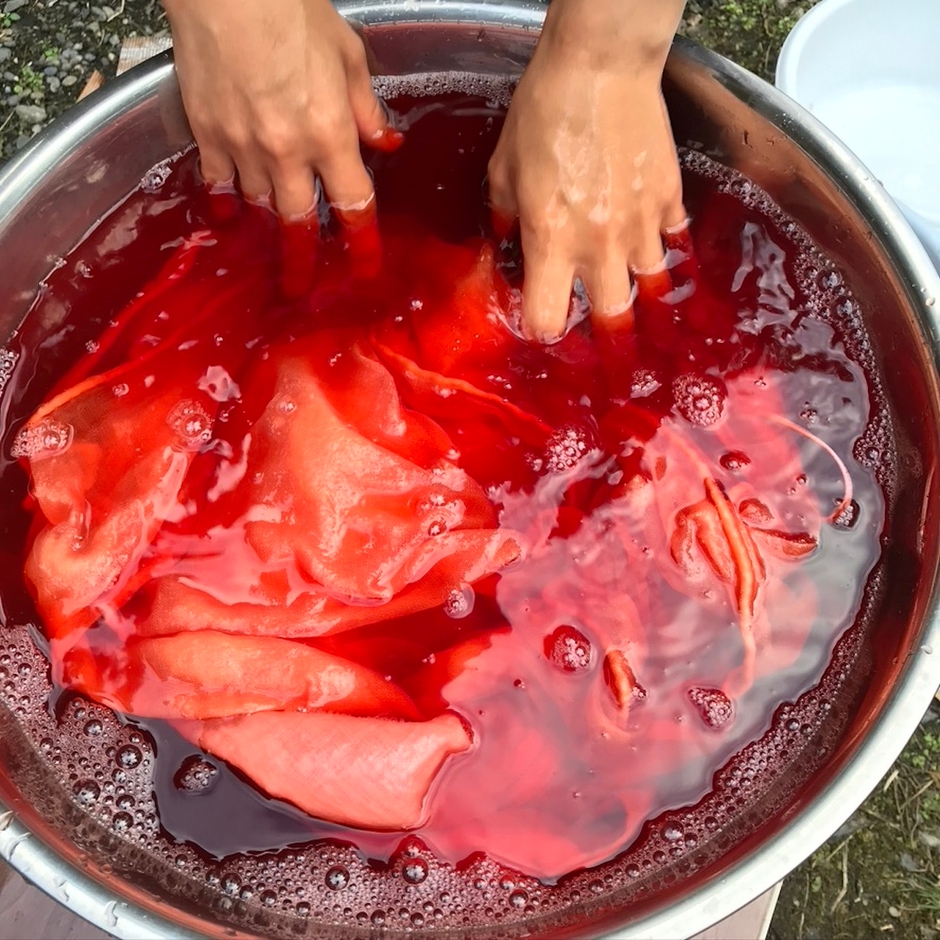 一枚一枚植物染料で手染めしています