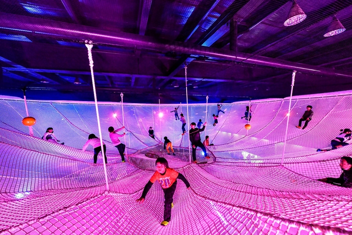 季節ごとに色が変化する広葉樹をモチーフにしたツリー「柔らかい葉をイメージしたネット」