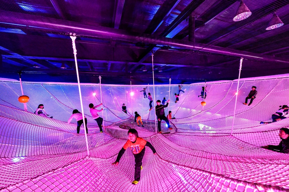 季節ごとに色が変化する広葉樹をモチーフにしたツリー「柔らかい葉をイメージしたネット」