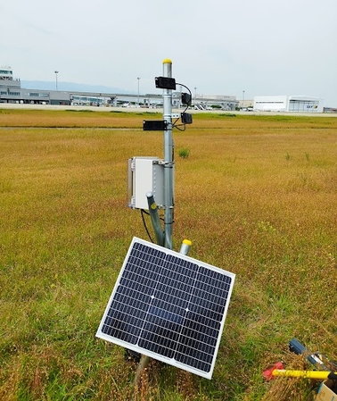 鳥取空港に設置されたバードソニック。上部に高周波を発射するスピーカーが４個付いています