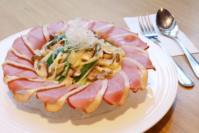 たっぷり紅茶鴨スモークハムと茸のクリームパスタ　柚子胡椒風味