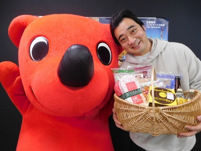 第1回千葉県庁職員アンケート調査リリース連動企画　 ～突撃！となりの千葉県民！～ 千葉県出身ジャングルポケット斉藤さんをチーバくんが訪問！