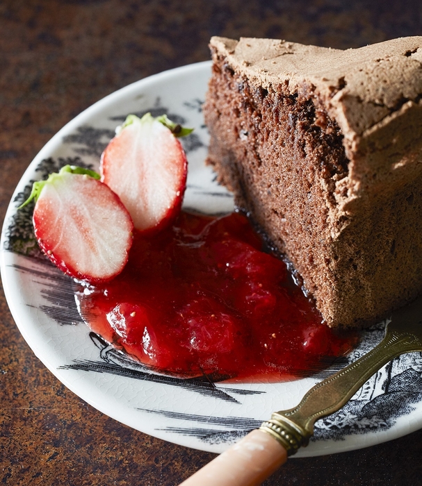 ふんわりガトーショコラ いちごソースを添えて