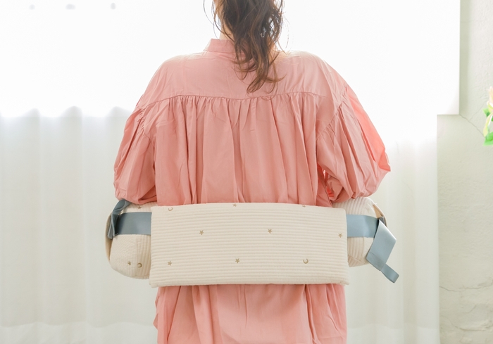 ベルトに巻き付けられる背当てクッション