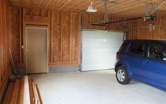 ガレージ内部と電動オープナー