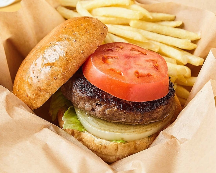 牛と国産牛の合い挽き肉100%の「とろけるハンバーグ」を使用したハンバーガー/フライドポテト付