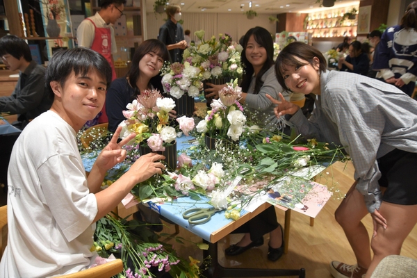 フラワーアレンジメント作品作りを楽しんだ学生たち