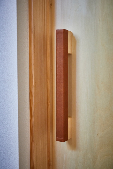 リビング建具に皮革を使用