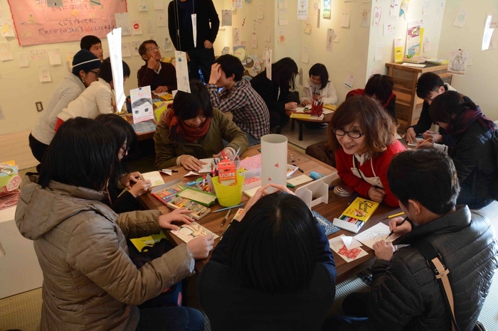 《くじびきドローイングワークショップ風景》2015年、めぐるりアート静岡、金座ボタニカ 静岡