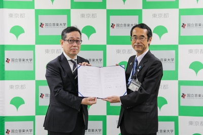 締結式にて 国立音楽大学 梅本学長(左)と東京都教育委員会 坂本教育長(右)