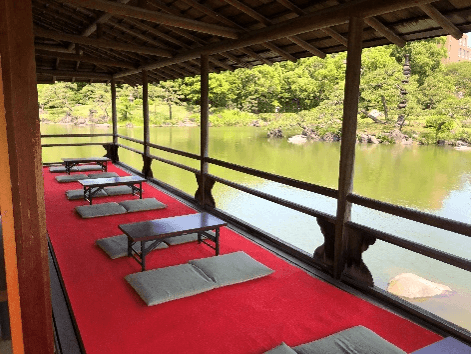 涼亭 (天気の良い日は縁側が利用可)