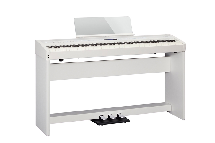 『FP-60』（ホワイト）と、専用スタンド「KSC-72-WH」と3本ペダル・ボード「KPD-90」の組み合わせ