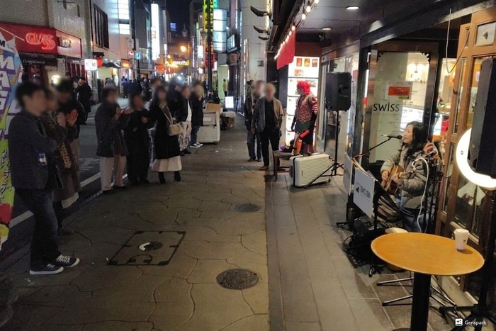 栄通りを行き交う人々が足を止めて耳を傾ける7days1dayのサプライズフリーライブ。※観客の方の顔が写っている箇所には、プライバシー保護の観点から一部ぼかし加工を施しています。