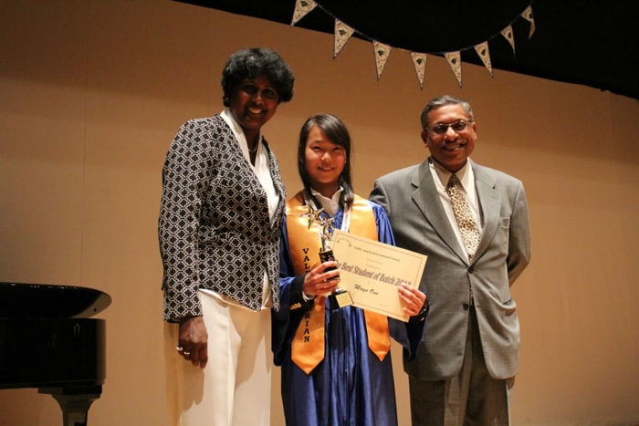 2013年 初等部の第一期卒業生 当時の最優秀生 現在はLAISの生徒会長として高等部に在籍中 左にジーバラニ氏、右にサンク校長