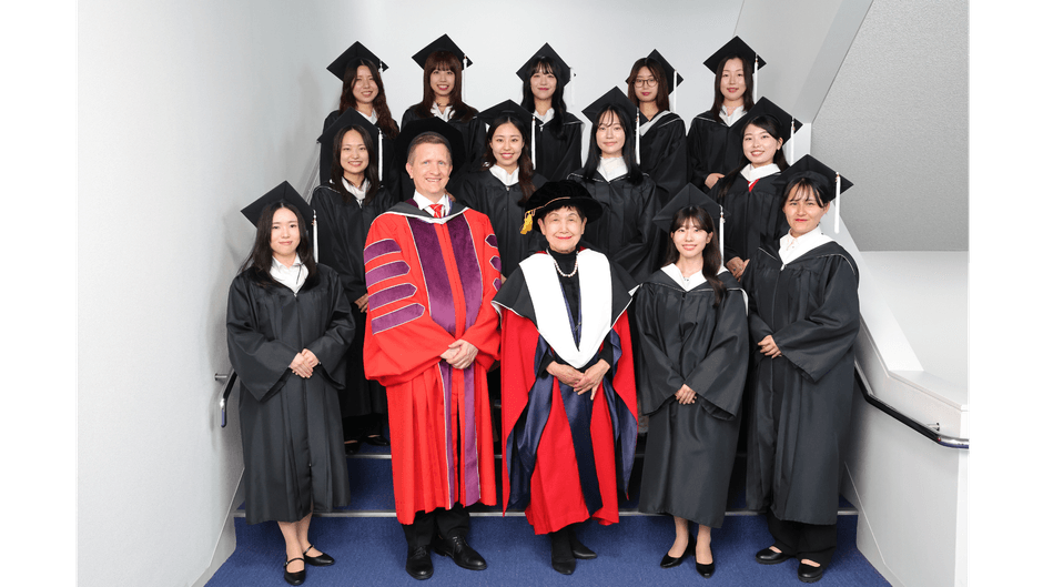マシュー・ウィルソンTUJ学⻑、坂東眞理⼦総⻑とダブル・ディグリー⽣ （2026年４⽉24⽇ TUJ卒業式）
