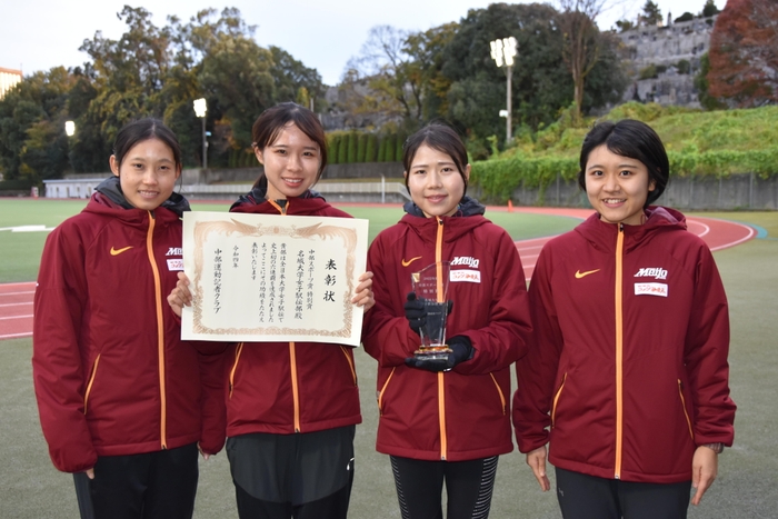 賞状とトロフィーを受け取った部員たち（左から荒井優奈選手、山本有真選手、小林成美選手、市川千聖マネージャー）