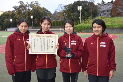 賞状とトロフィーを受け取った部員たち(左から荒井優奈選手、山本有真選手、小林成美選手、市川千聖マネージャー)