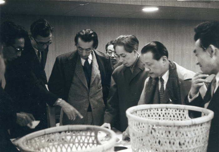 「グッドデザインコーナー」のための選定会風景 1955年頃