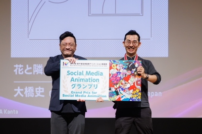 グランプリに選ばれた大橋史 氏(右)と、審査委員を務めた服部グラフィクス 氏(左)