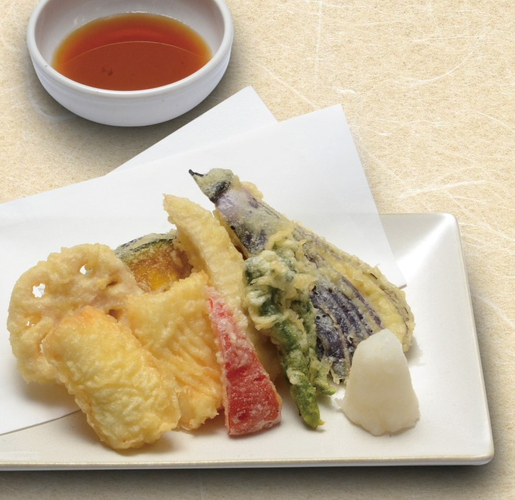 「八戸産ムラサキイカと春野菜の天ぷら盛り合わせ」