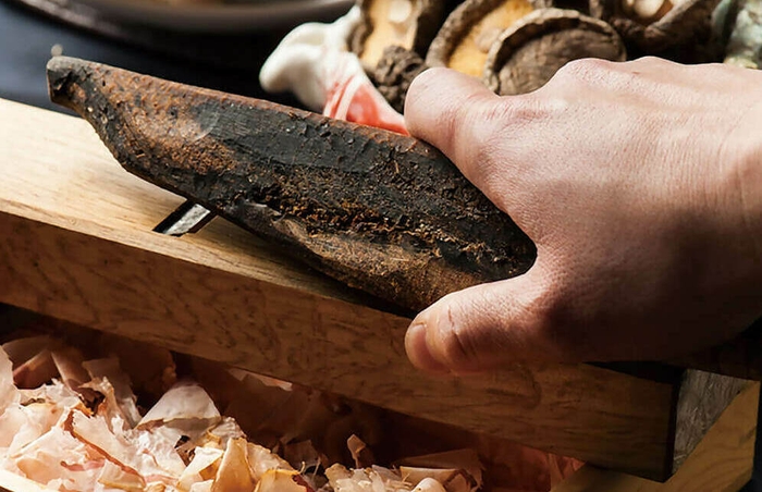 板前が毎日丁寧にひく【当店自慢の和出汁】。匠の技が光る繊細な味わいが特徴。