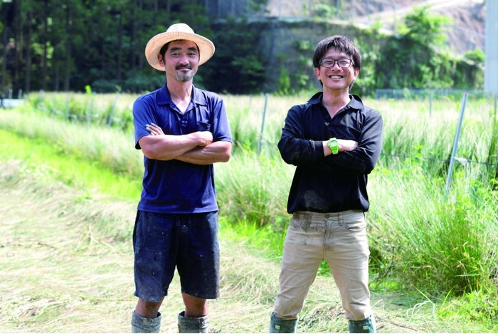 南紀白浜でいぐさ農業にチャレンジする寺田健治さん（左）と井戸宏和さん（右）
