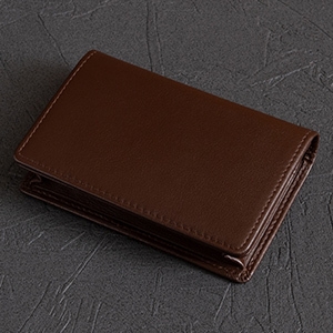 特徴(3)：「柔らかさ」「しなやかさ」と「耐久性」を両立したナッパレザー