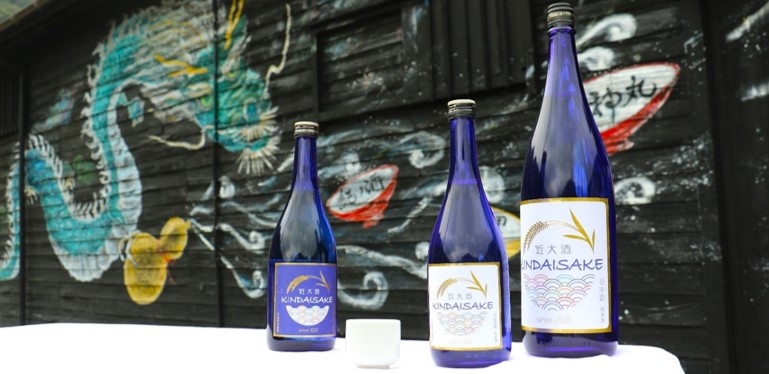 近大酒純米吟醸720mL(左)、純米720mL(中央)、純米一升瓶(右)