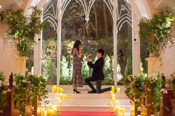 エレベーターで3階に降りると佇む独立型の森のチャペルはサプライズプロポ―ズにぴったりなロケーション。 祭壇奥は自然の森が広がる幻想的な背景。揺らめくキャンドルと赤いバージンロードがロマンチックな雰囲気を演出。