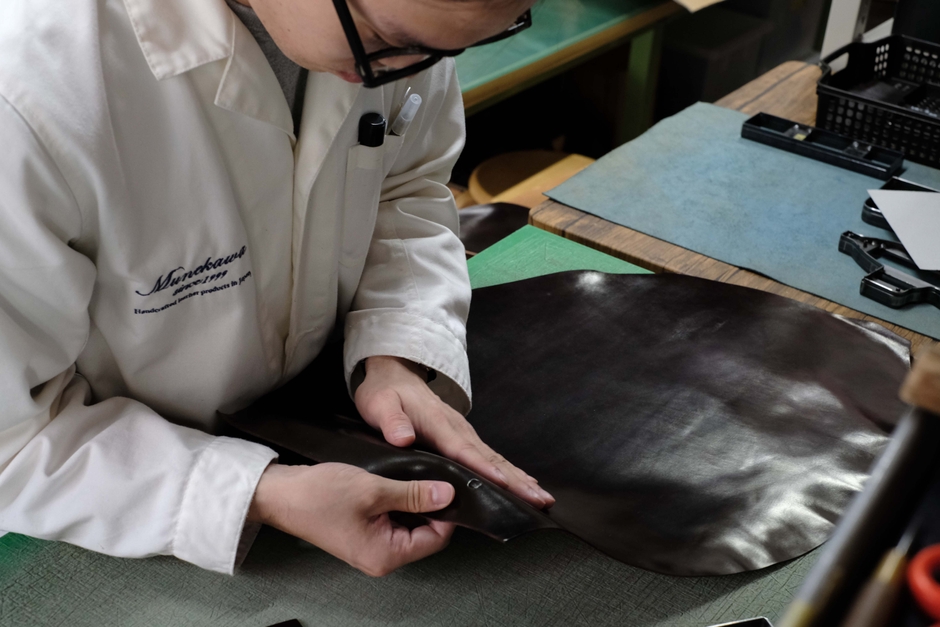 一つ一つ革を確認し裁断