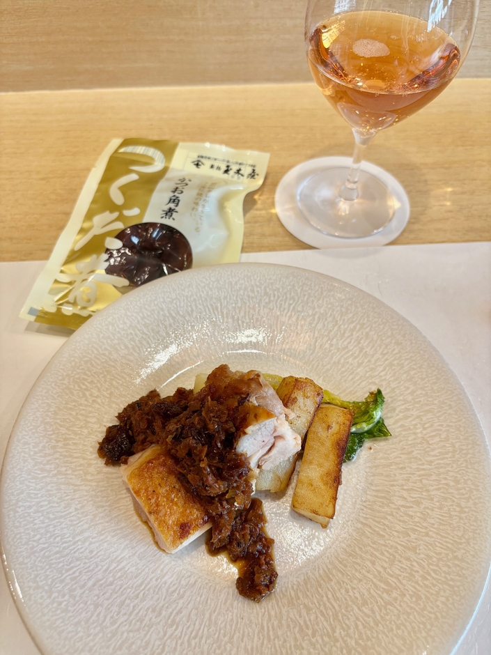 「チキンソテーとかつお佃煮のバルサミコソース」