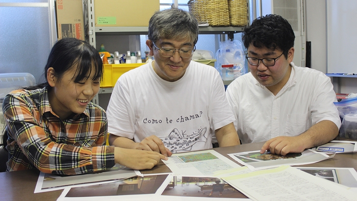 白賀渓谷の動物たちについて話す（左から）本城さん、小林教授、目黒さん