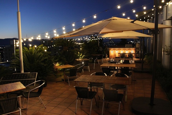 開放的なテラス席