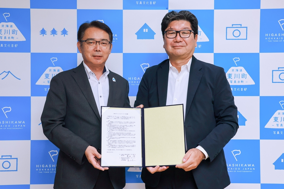 菊地 伸 東川町長(左)、一般社団法人アンカー 共同代表理事 横田 浩一 様(右)