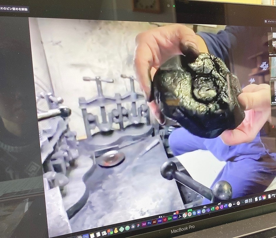 製造現場にて墨の製造実演を中継