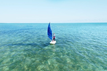 【リゾナーレ小浜島】3泊4日でウィンドサーフィンですいすい進める！インストラクターレッスンが受けられる「ウィンドサーフィンデビューステイ」登場｜期間：2021年12月1日～2022年2月28日