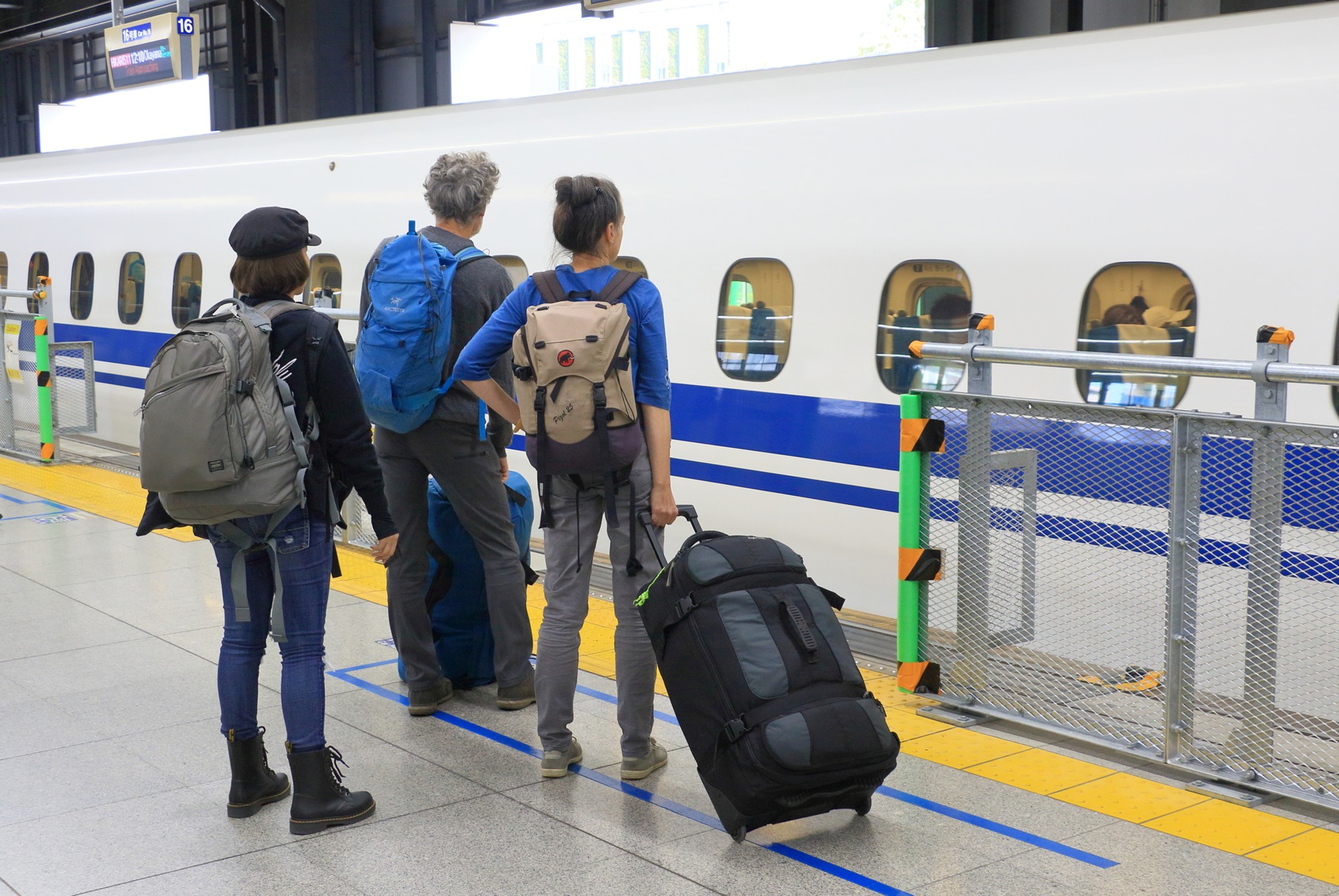新幹線の指定席に他人が座ってる…どうする？座られていたときの対応フローとトラブル回避策