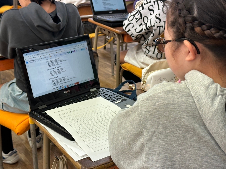 手紙の書き方を学ぶ児童