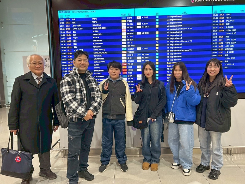 ホストファミリーや南校長らとの記念撮影（ニコルさん）