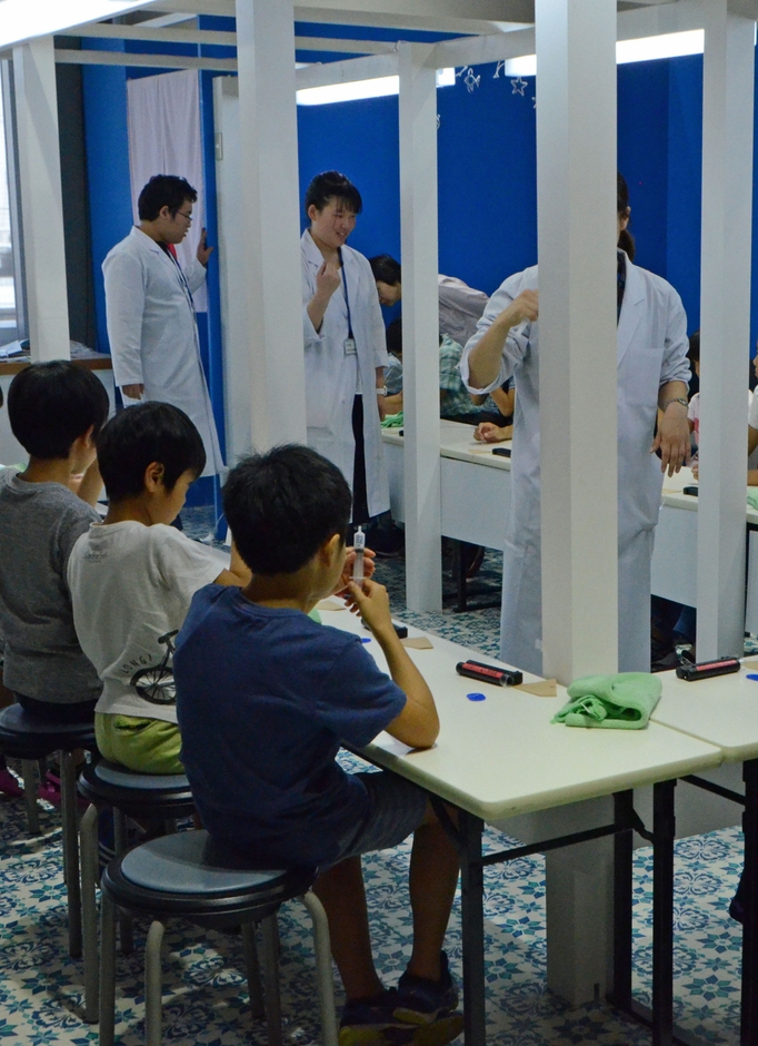 Photo.04 2019年に開催した「体験コーナー(塩の結晶づくり)」のようす