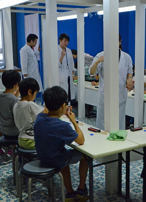 Photo.04 2019年に開催した「体験コーナー(塩の結晶づくり)」のようす