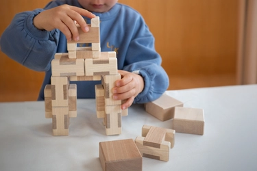 持続可能な循環型社会を目指すオークヴィレッジ株式会社、 新作木製玩具『Teneru』を3月10日(火)発売